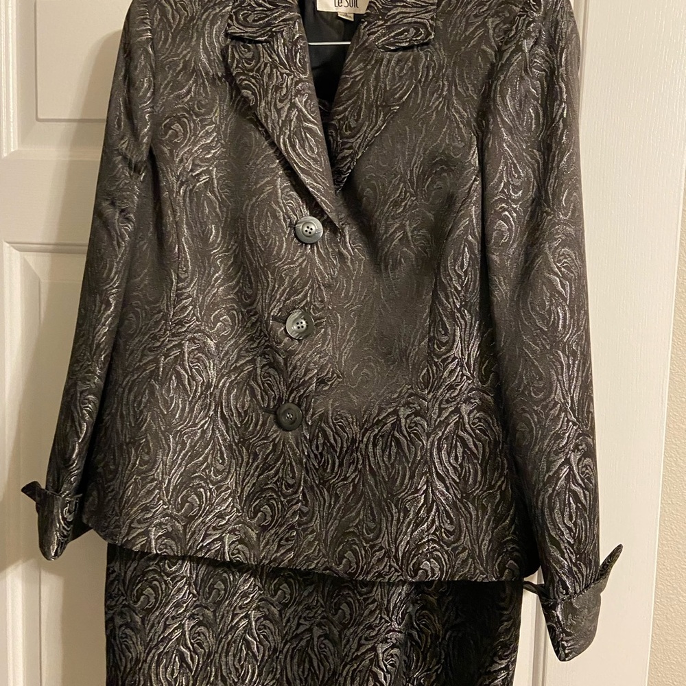 Ladies  Suit . Size 12 , runs true to size. Worn 1 time to a wedding 1 hr